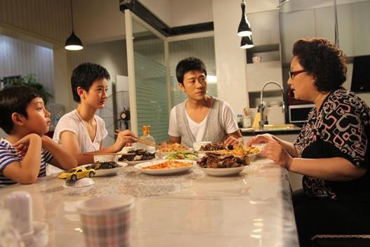 第1集   李奥是计划生育政策以来的第一代独生子,老李家三代单传的