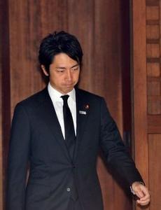 父亲小泉纯一郎为日本前首相,兄长为演员小泉孝太郎.