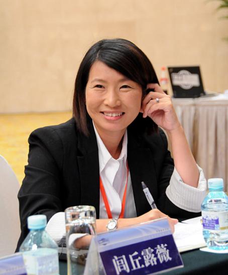 2003年,美伊战争爆发,闾丘露薇成为首位进入的华人女记者,也是全球