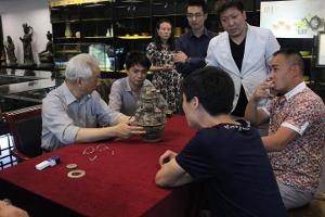 和蔡国声老师一起参加寻宝活动为藏友鉴定藏