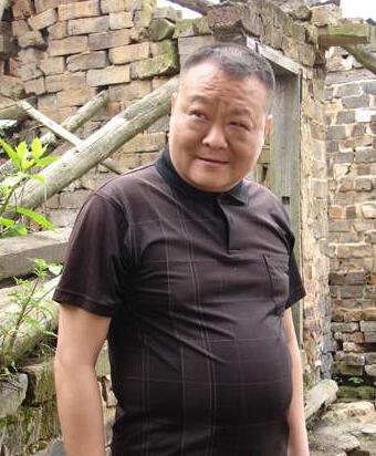 碰碰胡原名胡建林,演员,1965年出生于湖南,代表作品有《非常和事》