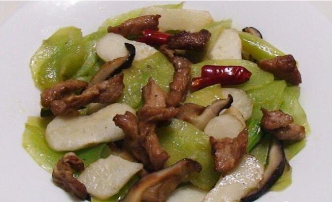荸荠炒冬菇属上海菜系,是由香菇,荸荠配以各种佐料制成