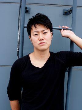 在2007年公映的电影《热血高校》(クローズzero)的800多人的甄选中胜