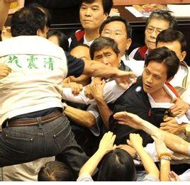 1987年7月15日,台湾当局宣布台湾和澎湖解除戒严(不含金门,马祖等外岛