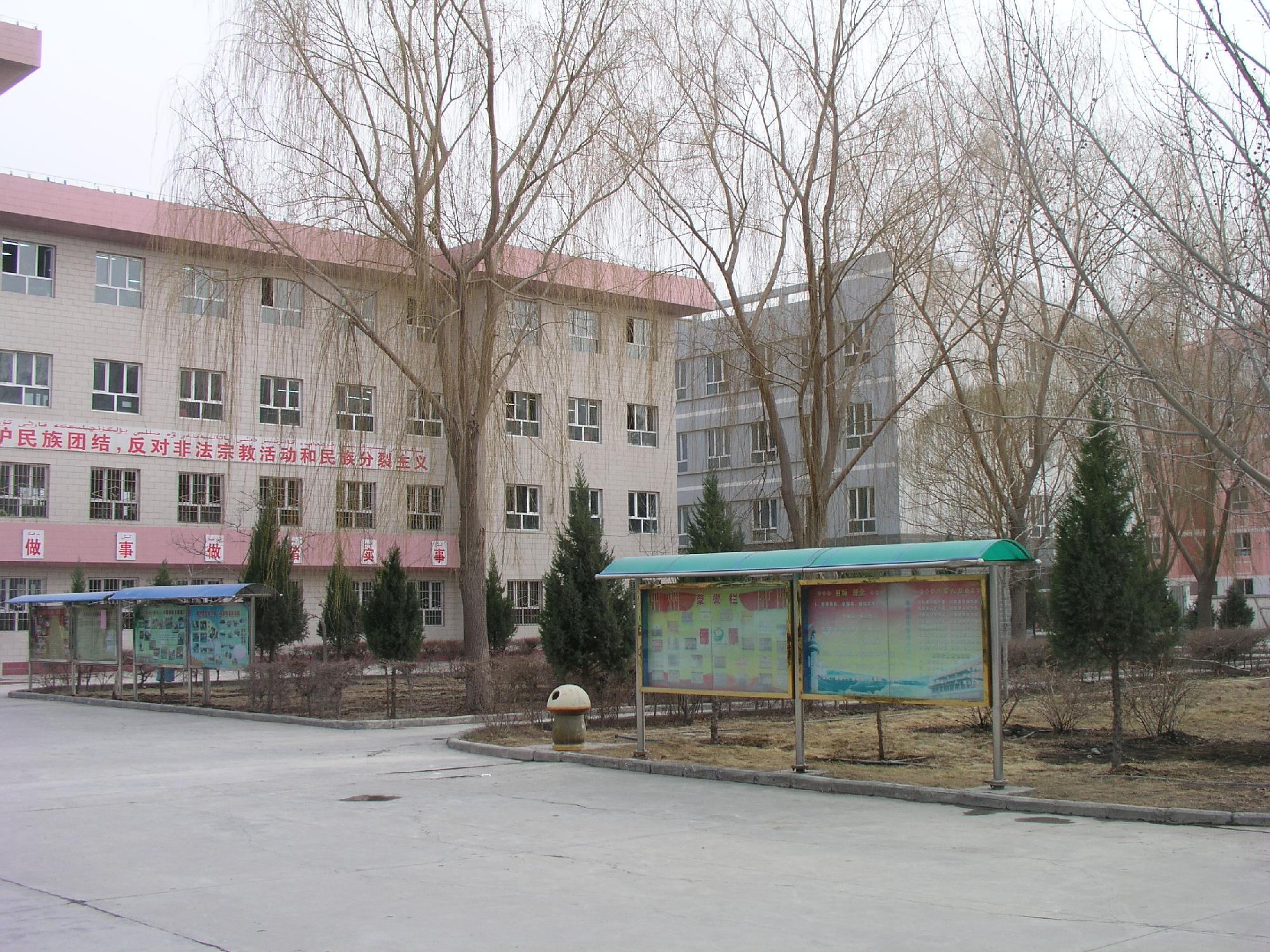 上海市徐汇区教育系统对口援助单位,也是阿克苏地区唯一两所全国绿色