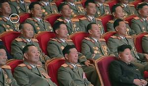 张正男身着军装，肩上镶有三颗星 圆圈部分