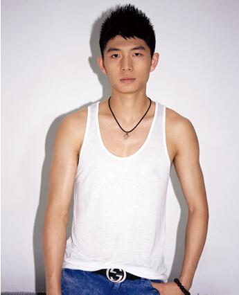 原籍湖北荆州人,毕业于中国地质大学,中国男子羽毛球队单打运动员,曾
