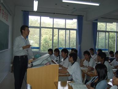 广东省电子信息技工学校课堂照