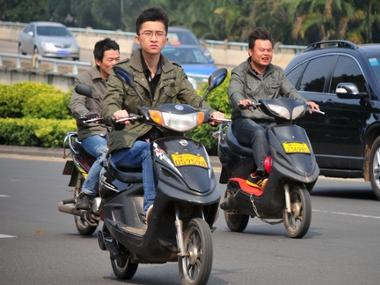 公路上行驶的超标电动车