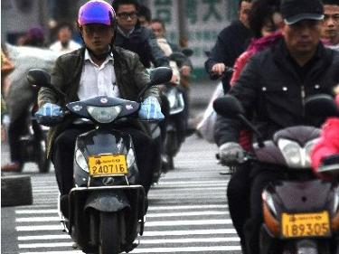 公路上行驶的超标电动车