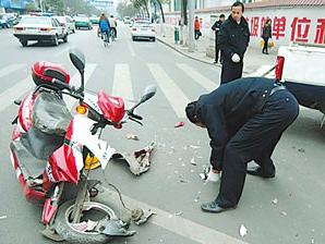 超标电动车车祸现场
