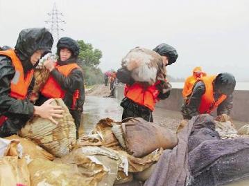 余姚军民合力战洪灾