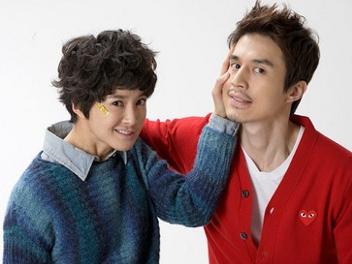 编辑剧情概述《暴力罗曼史》讲述了李东旭饰演的现役棒球选手与李诗英