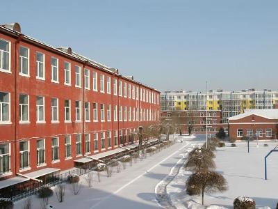 编辑黑龙江省艺术学校校内一角1950年,黑龙江省戏曲学校创建;1958年