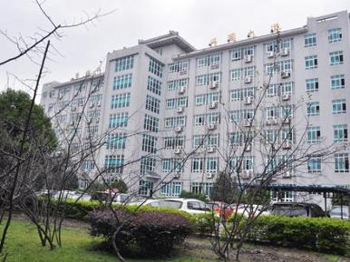 学院大楼背面