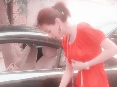 抓拍奥迪TT红衣女