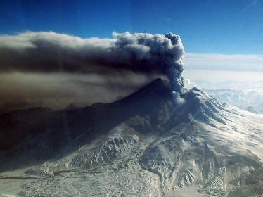 阿拉斯加州火山喷发