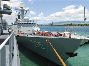 岳阳号护卫舰停靠美国夏威夷珍珠港