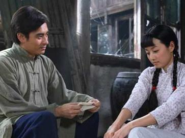 《美丽无声》剧照吴克贤把家人和佣人召集起来告诉他们:梁守平是个