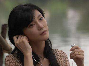 车艺莲1985年生,五官轮廓清晰,身材修长,高中三年级开始陆续出演大量