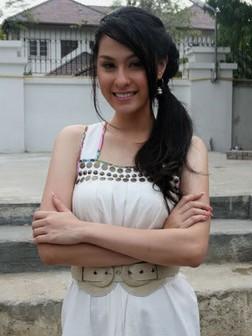 合作演员  萨兰·西里拉克在天空中寻找爱的坐标2017-09-09饰演