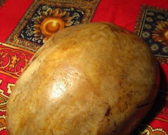 上的皮蒙制而成一个人皮鼓,再用程金山本人的后脑勺做成一个人头碗