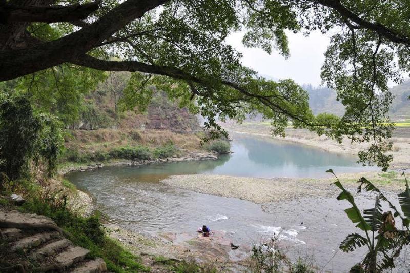 寨蒿河榕江县段在榕江县境内,寨蒿河南向流经寨蒿镇平堡至寨蒿纳八妹