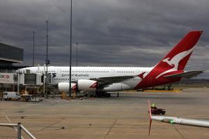 在墨尔本国际机场第二航站楼外停的一架澳大利亚航空公司的A380