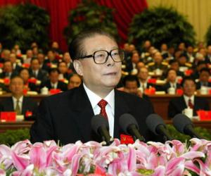 2002年，中共第十六大，江泽民同志作报告。