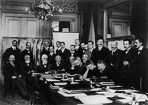 出席1911年首次索尔维会议的科学家。前排左数第四人就是洛伦兹。