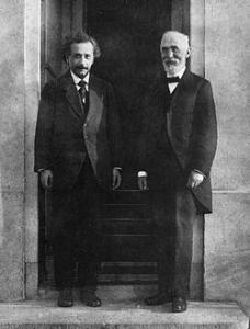 爱因斯坦和洛伦兹在埃伦费斯特位于莱顿的寓所门前的合影（1921）