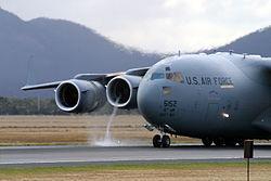 C-17运输机在潮湿跑道上以低速启动高功率引擎时所见的涡旋。