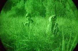 2003年伊拉克战争中的士兵所拍摄的通过红外线透明的夜视镜所看到的画面。