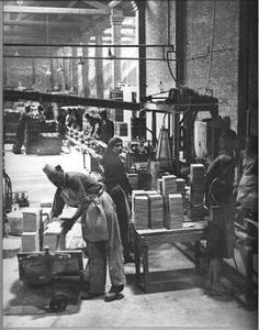 利奥·莫兰迪的瓷砖上釉生产线（约1945年）。