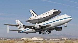 波音747客机搭载奋进号航天飞机起飞