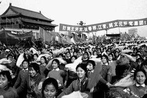人民欢庆“四人帮”覆灭