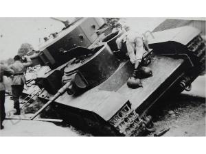 德军检查被遗弃的T-35A重型坦克