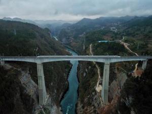 渝贵铁路从贵阳北到重庆西的首发动车经过遵义市境内的乌江大桥