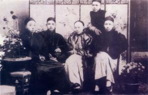 排左起:杨鹤龄、国父孙中山