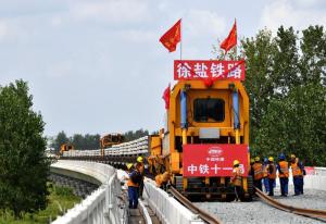 江苏省宿迁市淮沭新河特大桥拍摄的徐宿淮盐铁路铺轨施工现场