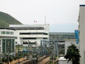 从深圳望向车站