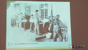 实用美术系主任朱士杰在教授印刷技法知识