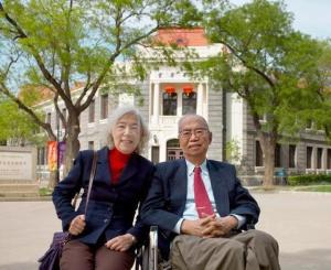 赵家和教授和妻子在清华大学的合影（2012年5月3日摄）