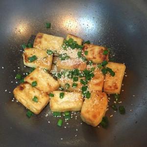 青苹目录1材料2做法1材料编辑芝麻豆腐1块,青苹果丝少许,油3大匙,新鲜