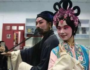 黄龙戏剧照