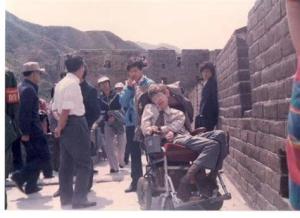 霍金1985年访问北京师范大学，并在学生的帮助下登上了长城