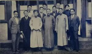 北师大物理系一九三三班师生合影