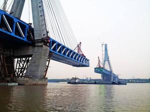 铜陵长江公铁大桥进行合龙工程
