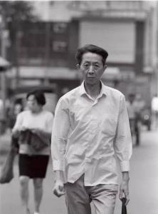 1993年5月，成都春熙路，流沙河病愈从医院回家