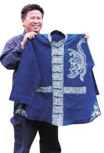 岑玉勇展示他的作品——枫香染民族饰衣